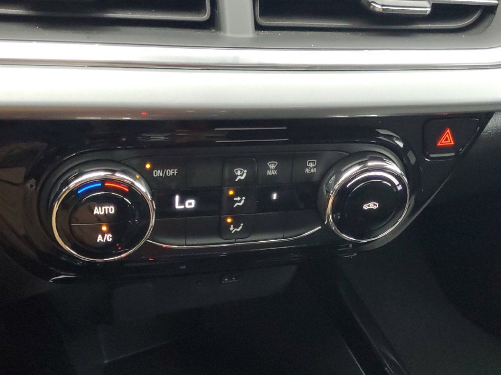 Used 2025 Chevrolet Trax LT FWD image 16