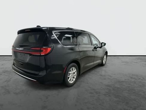 Used 2024 Chrysler Pacifica Touring-L FWD image 3