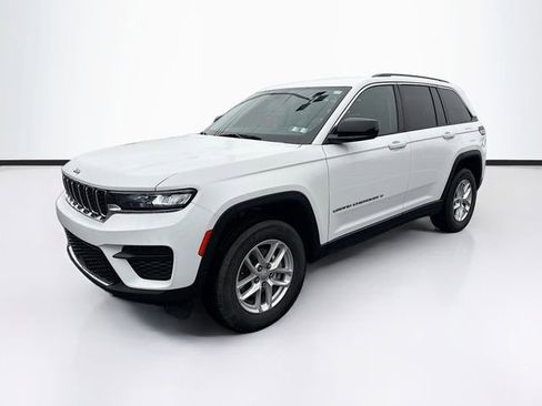 Used 2023 Jeep Grand Cherokee Laredo image 3