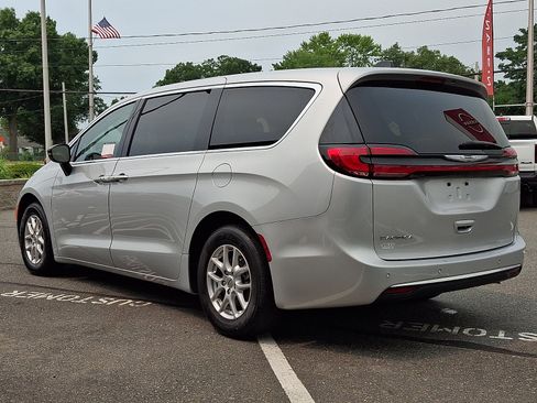 Used 2024 Chrysler Pacifica Touring-L FWD image 4