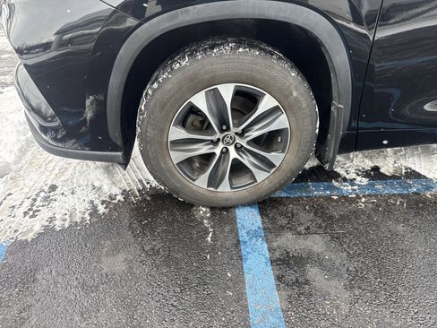 Used 2023 Toyota Highlander XLE image 11