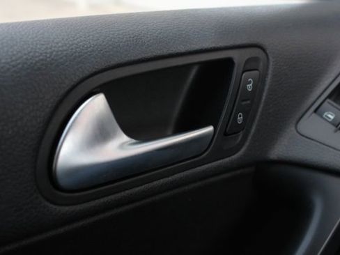 Used 2017 Volkswagen Tiguan S image 5