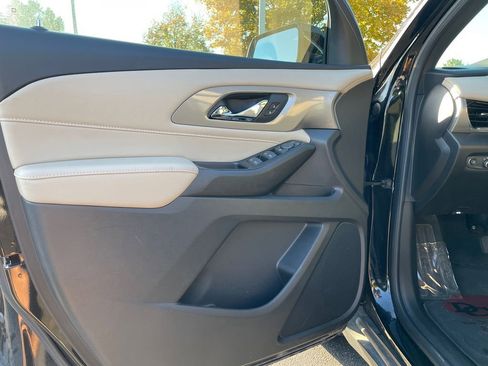 Used 2023 Chevrolet Traverse LS image 17