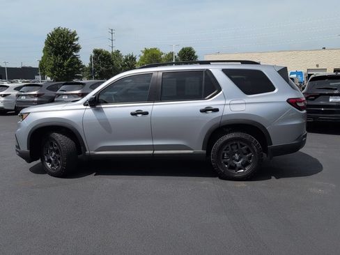Used 2025 Honda Pilot TrailSport image 2