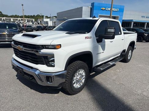 Used 2025 Chevrolet Silverado 2500 LT AWD/4WD image 2