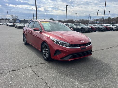 Used 2024 Kia Forte LXS w/ LXS Technology Package image 3