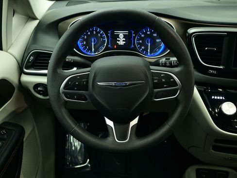 Used 2018 Chrysler Pacifica Touring Plus image 3