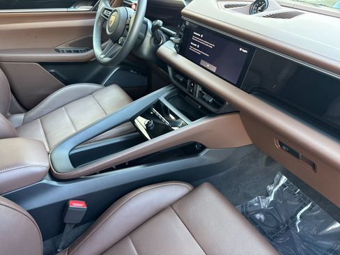Certified 2025 Porsche Macan 4S Electric AWD/4WD image 18