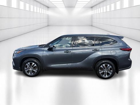 Used 2020 Toyota Highlander XLE AWD/4WD image 8