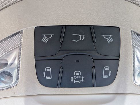 Used 2023 Chrysler Pacifica Touring-L image 17