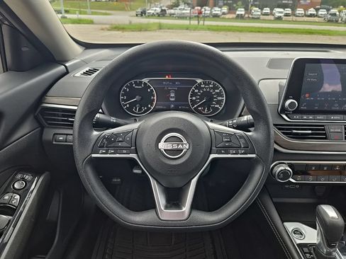 Used 2023 Nissan Altima 2.5 SV FWD image 4