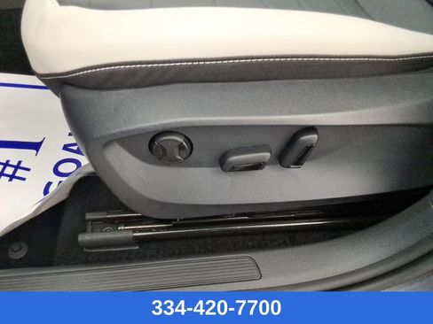 Certified 2025 Volkswagen Taos SE w/ Panoramic Sunroof Package image 19