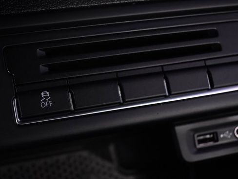 Used 2018 Volkswagen Tiguan Limited w/ Premium Package image 31