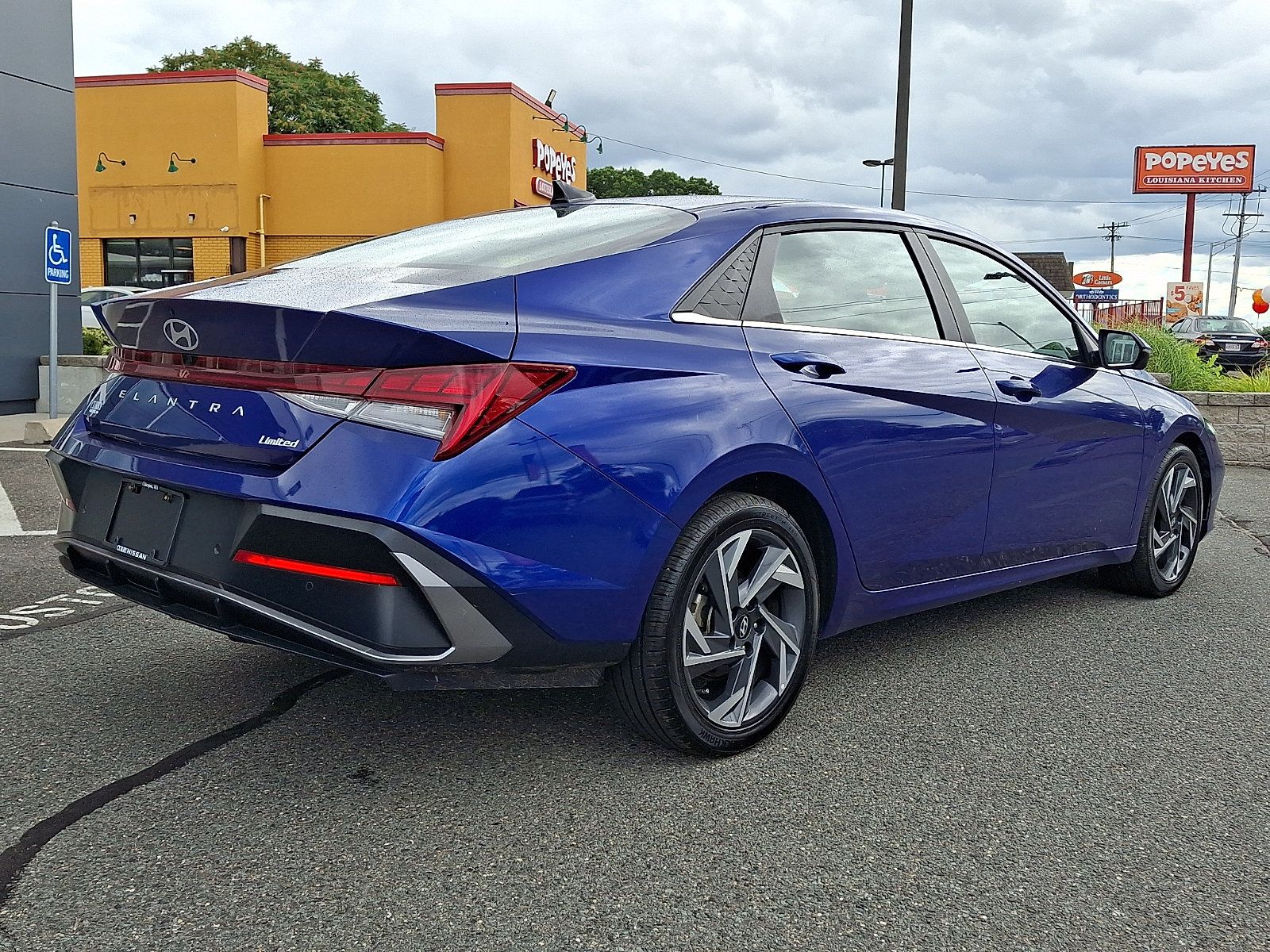 Used 2024 Hyundai Elantra Limited FWD image 7