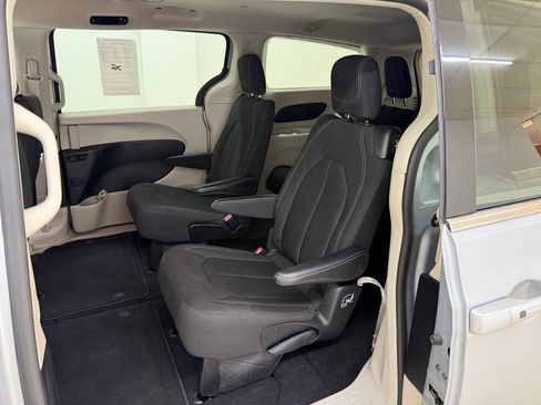 Used 2023 Chrysler Voyager LX FWD image 17