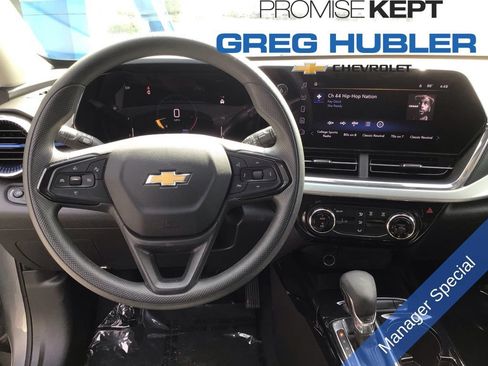 Used 2025 Chevrolet Trax LT FWD image 2