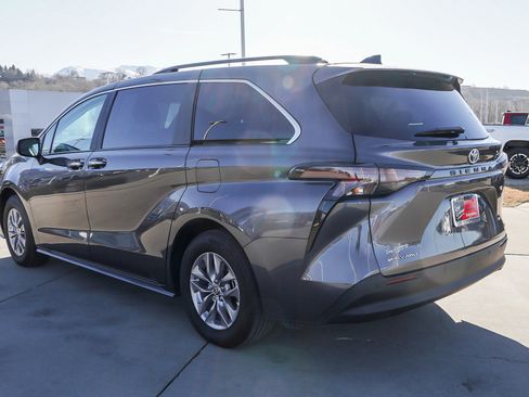Used 2025 Toyota Sienna XLE image 6