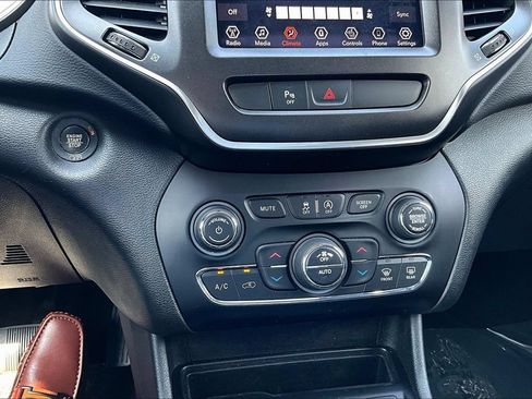 Used 2019 Jeep Cherokee Trailhawk w/ Cold Weather Group AWD/4WD image 17