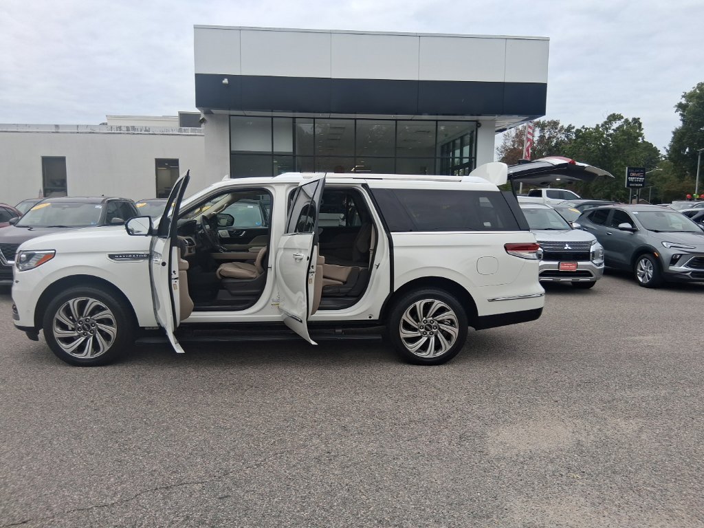 Used 2022 Lincoln Navigator L Reserve AWD/4WD image 22