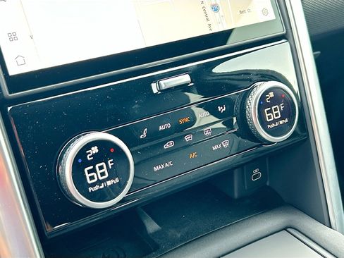 New 2025 Land Rover Discovery Dynamic SE image 25