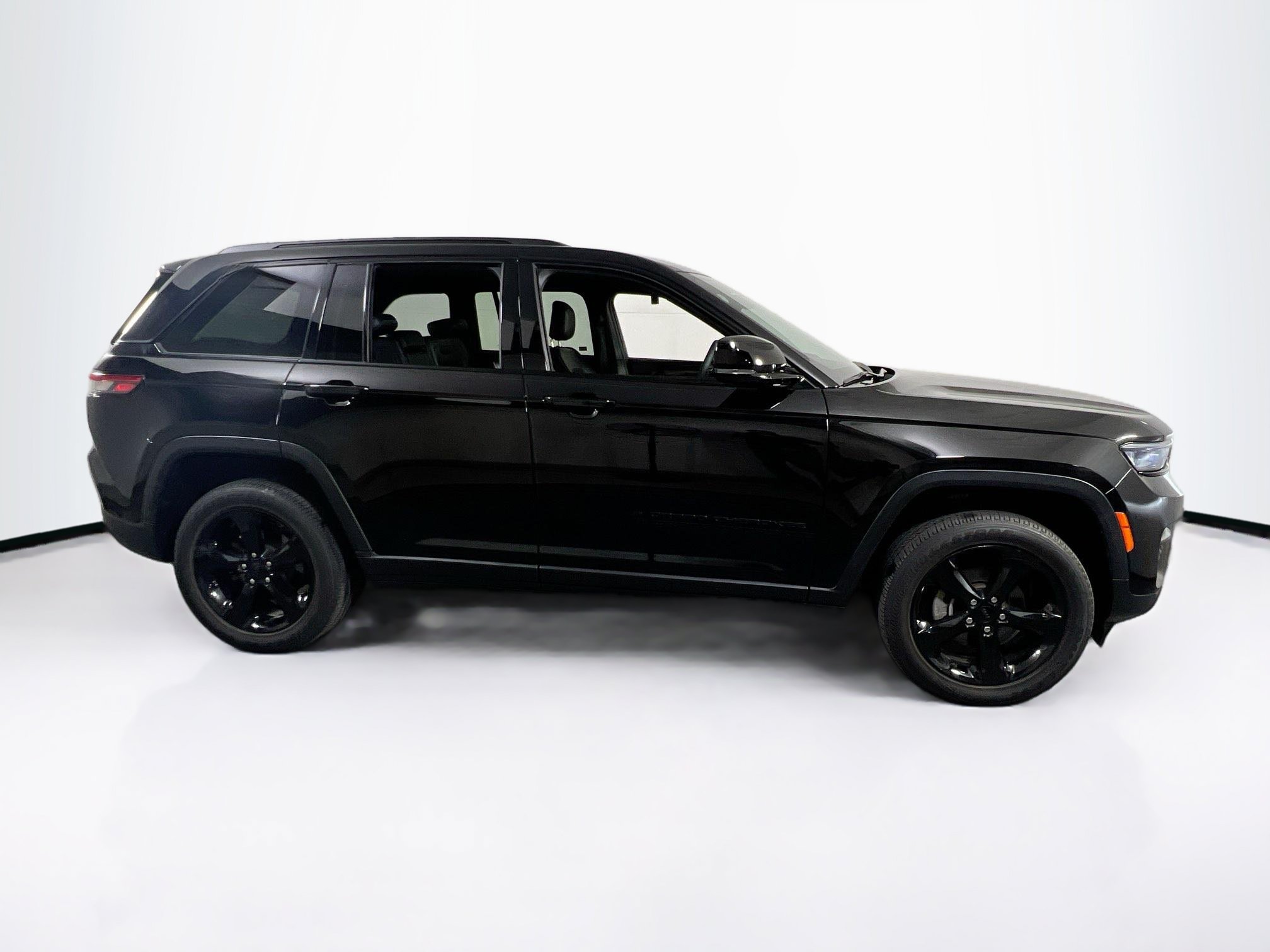 Used 2023 Jeep Grand Cherokee Altitude AWD/4WD image 4