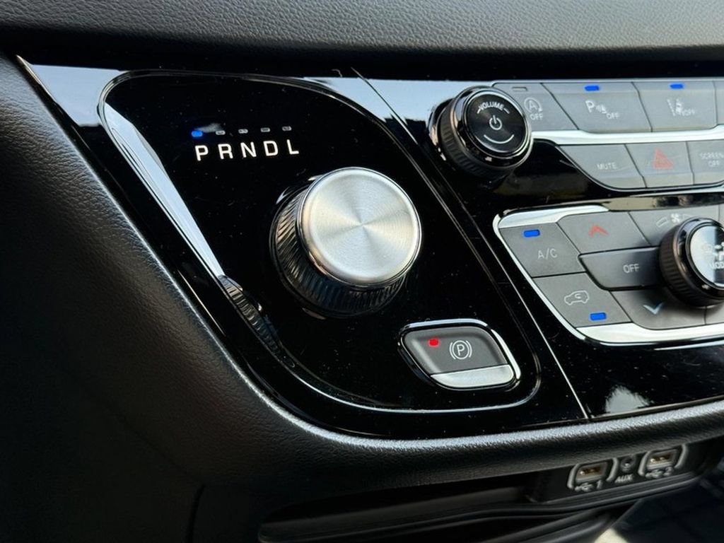 Used 2025 Chrysler Pacifica Select FWD image 25