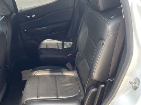 Used 2023 GMC Acadia SLT image 6
