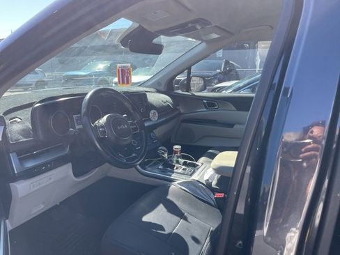 Used 2022 Kia Carnival LX image 3