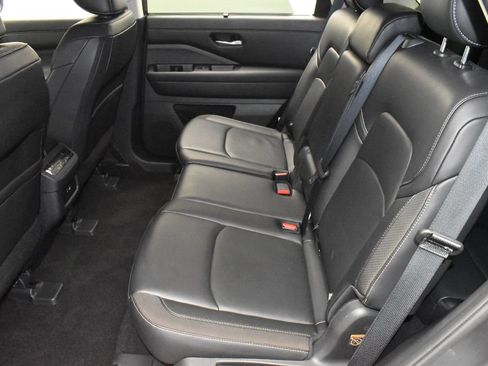 Used 2025 Nissan Pathfinder SL AWD/4WD image 36