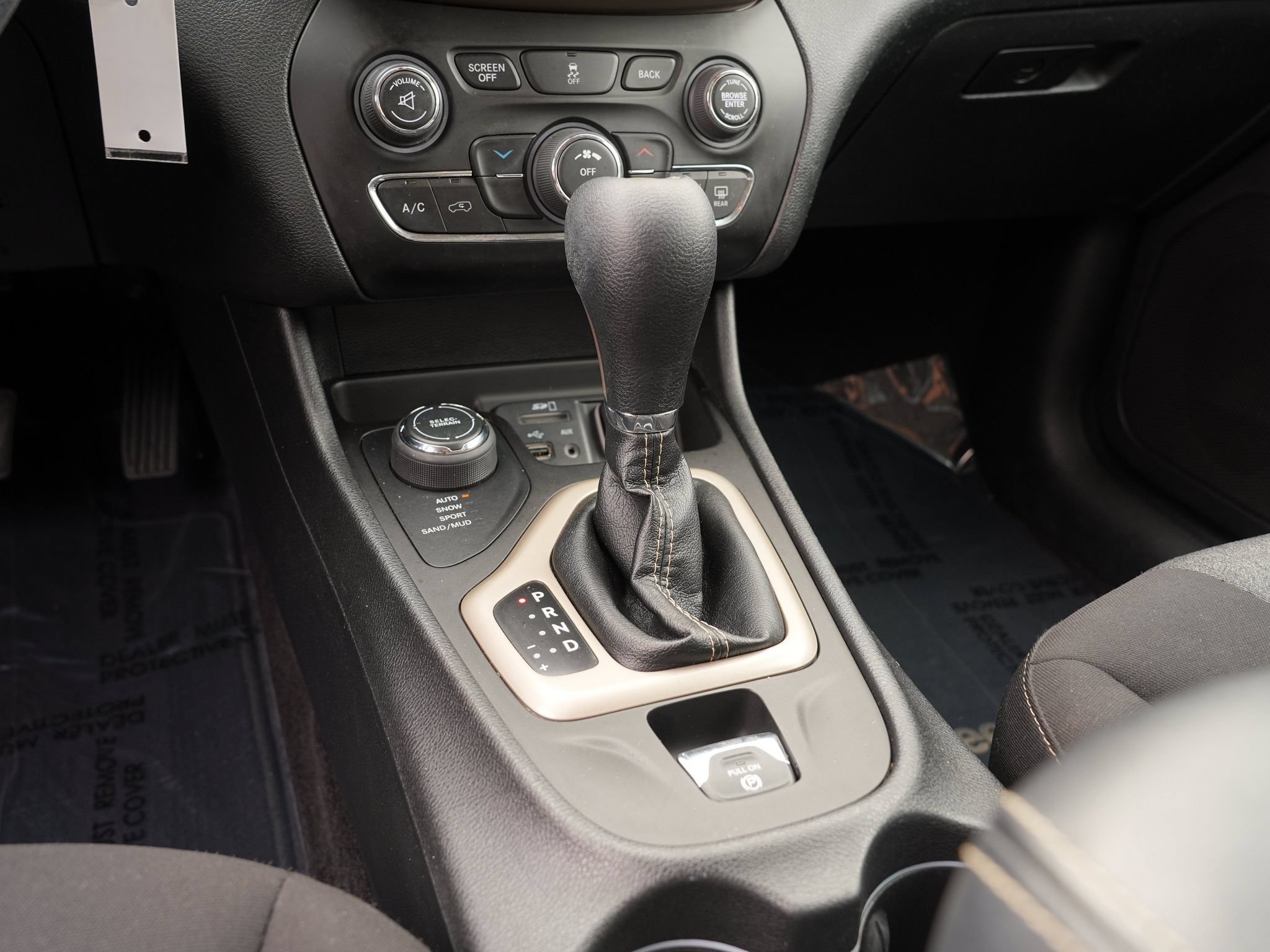 Used 2018 Jeep Cherokee Latitude w/ Safety Group AWD/4WD image 26