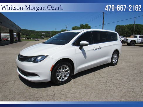 Used 2022 Chrysler Voyager LX FWD image 4