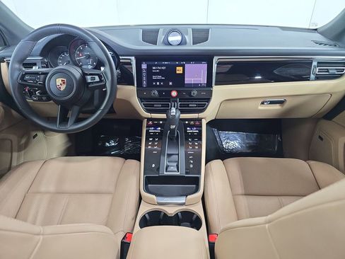 Certified 2025 Porsche Macan image 13