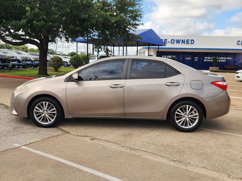 Used 2015 Toyota Corolla LE FWD image 4