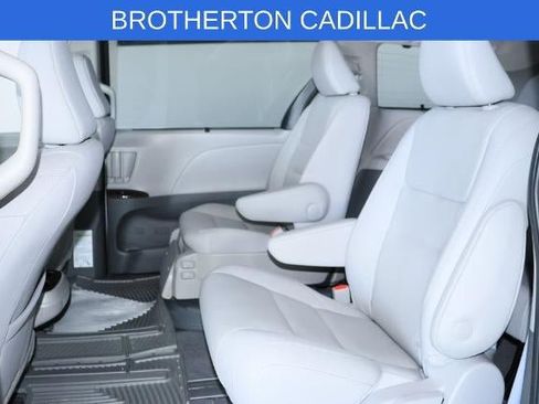 Used 2020 Toyota Sienna XLE w/ XLE Navigation Package FWD image 32