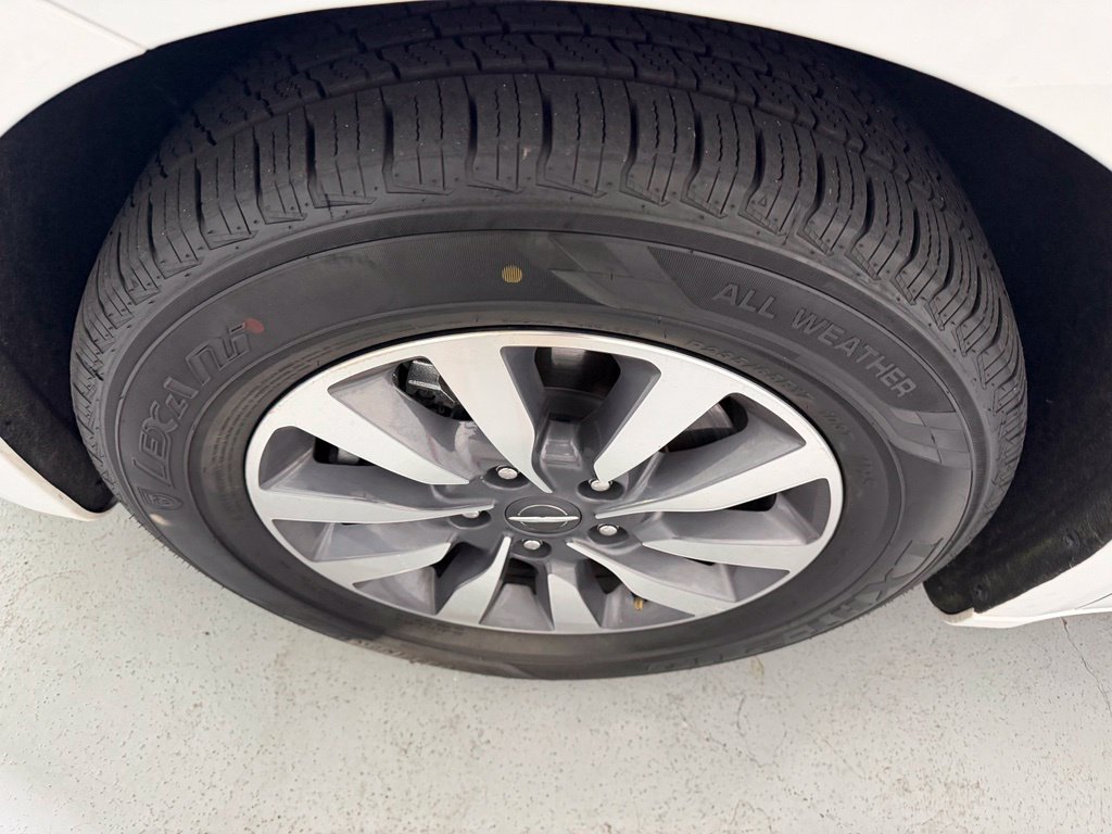 Used 2023 Chrysler Pacifica Touring-L FWD image 7