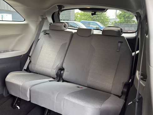Used 2021 Toyota Sienna LE FWD image 11