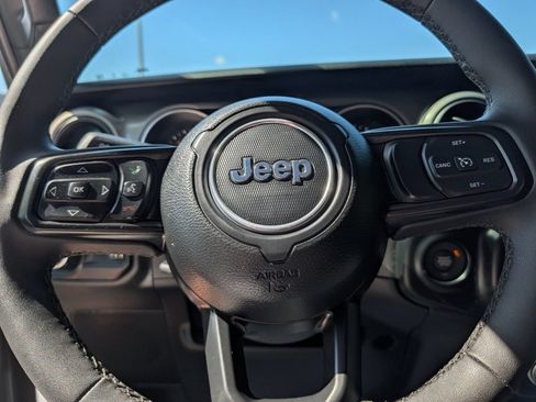 Used 2023 Jeep Gladiator Sport AWD/4WD image 25