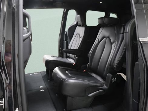 Used 2025 Chrysler Pacifica Select image 25