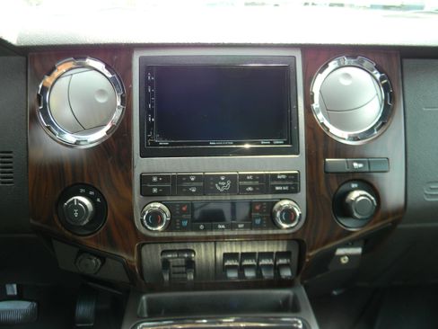 Used 2011 Ford F350 Lariat w/ Lariat Interior Pkg image 9