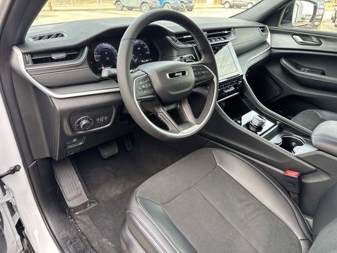 New 2025 Jeep Grand Cherokee L Altitude image 9