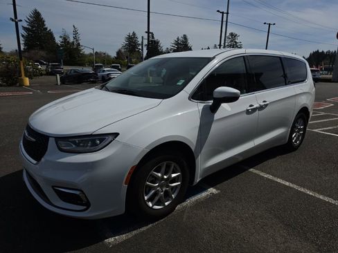Used 2023 Chrysler Pacifica Touring-L FWD image 3