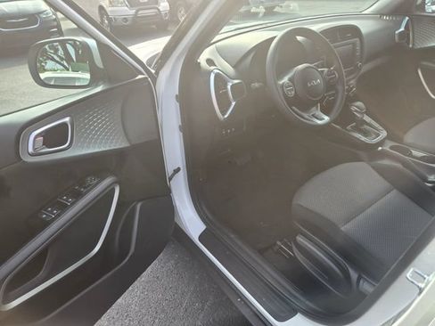 Used 2025 Kia Soul LX FWD image 4