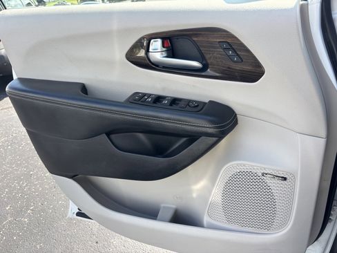 Used 2022 Chrysler Pacifica Limited image 13