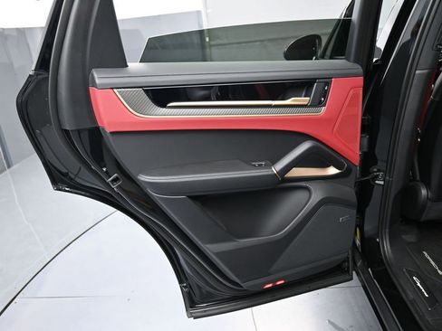 Used 2025 Porsche Cayenne S image 23