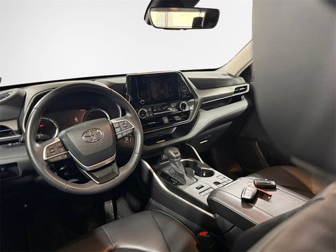 Used 2023 Toyota Highlander XLE image 22