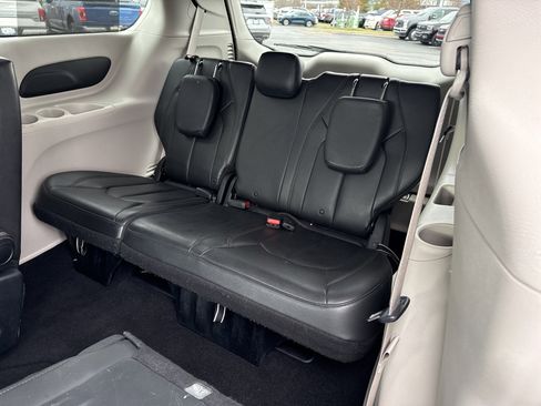 Used 2017 Chrysler Pacifica Touring-L image 14