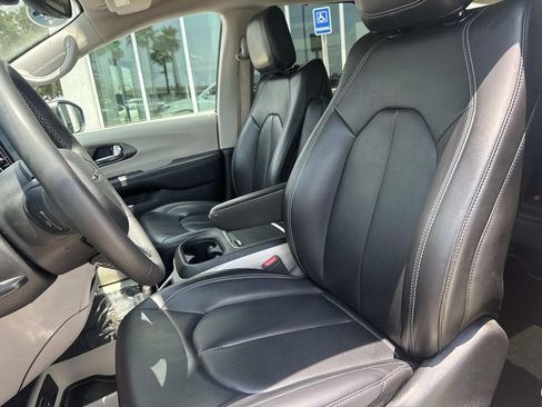 Used 2023 Chrysler Pacifica Touring-L FWD image 16