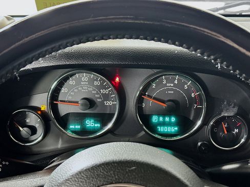 Used 2018 Jeep Wrangler Unlimited Sahara image 12