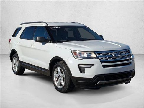 Used 2019 Ford Explorer XLT image 3
