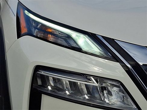 Used 2023 Nissan Rogue SV image 9